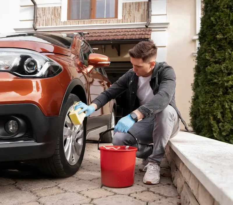 Lavage auto à domicile La Membrolle-sur-Choisille : professionnel intervenant sur un véhicule